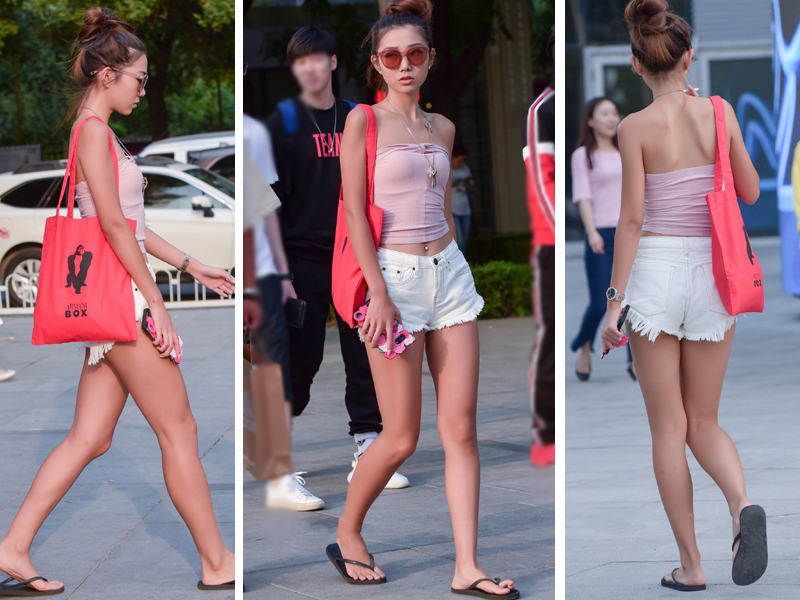 身穿粉色抹胸装的乖巧型妹子，苗条的身材很有骨感之美！