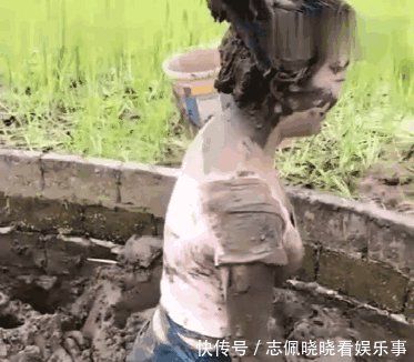 女子下田捉泥鳅, 结果把自己弄成这样, 网友 重点不是捉泥鳅