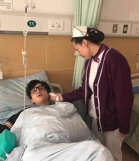 李雨桐公司倒闭被群嘲卖惨, 晒薛之谦抱尿壶照片实力嘲讽