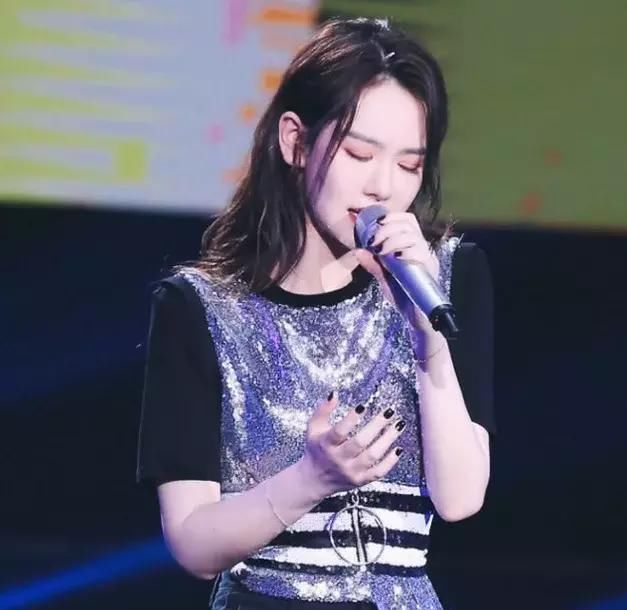 戚薇故意把裙子剪烂一半，这造型时尚感爆棚！