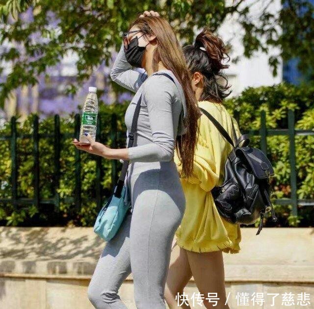 紧身打底裤小姐姐，让丰腴的身材，显得凹凸有致！