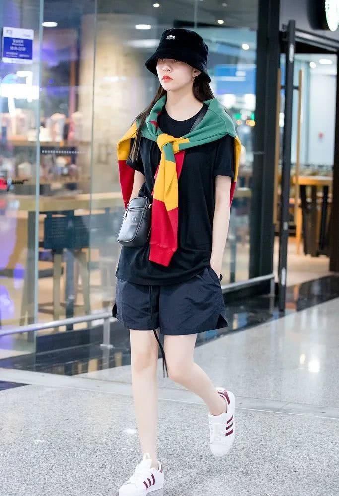  [必不可少]今夏流行这样穿“T恤+短裤”，显高显瘦， 美到犯规！！