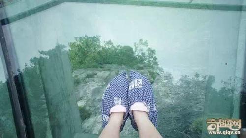 世上最长全透明玻璃桥开放!美女吓尿说：谁背我过去，就嫁给他！