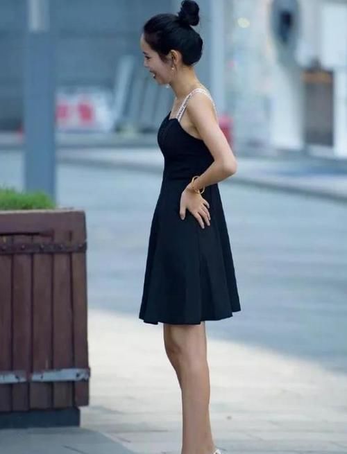  风采■美女时尚街拍：环肥燕瘦的美女，一件粉色吊带配白色短裤，优雅气质风采