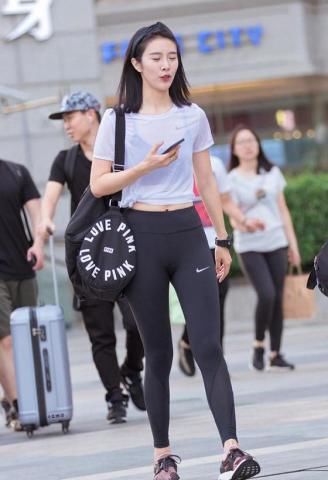 打底裤这样的搭配,好看又简约,更显青春迷人