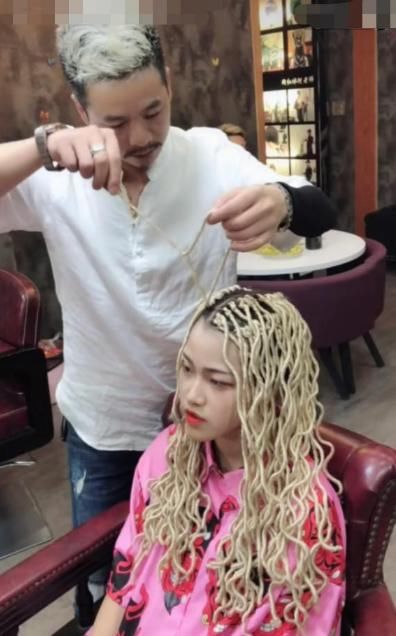 小姐姐“兰州拉面”发型火了，看到成品后的那一刻，网友：要吐了