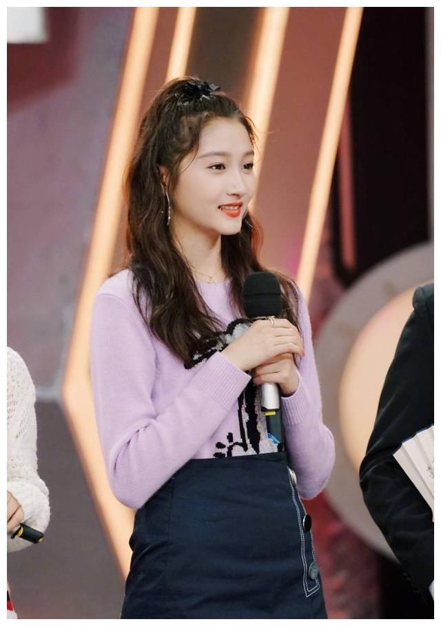 关晓彤太亮眼，穿平底鞋秒杀穿高跟鞋的张子枫，腿都比她人高！