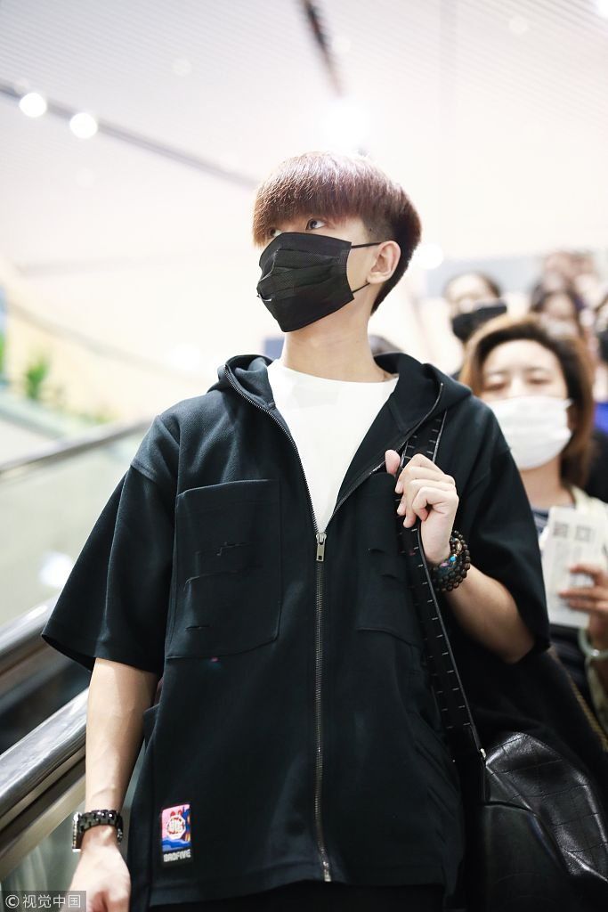 奶爸任嘉伦成功驾驭厚重刘海嫩出水 口罩遮面挎包包遭迷妹追拍