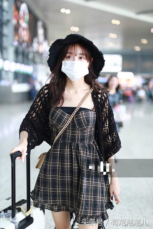 黄婷婷穿吊带裙现身，露出10年前的透明肩带，网友：我真欣赏不来