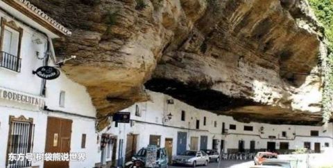 被巨石压了600多年的小镇：房屋都没有屋顶，下雨天也不用打伞