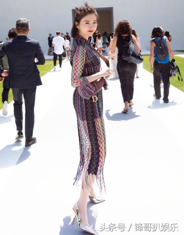 难怪张继科那么宠！景甜穿镂空长裙秀腿，美腿可以单独出道了！