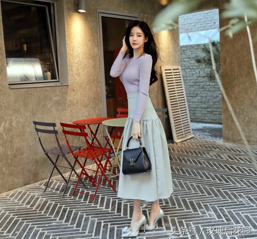 模特一袭浅蓝色长裙彰显女人魅力,脚穿高跟鞋搭配很时尚