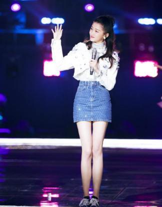 159鞠婧祎和173关晓彤同穿短裙，网友：老天爷真不公平！