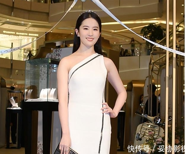 『 亦菲的整』穿礼裙刚好撑出曲线,真怕拉链拉不上,刘亦菲胖了好看!身材圆润