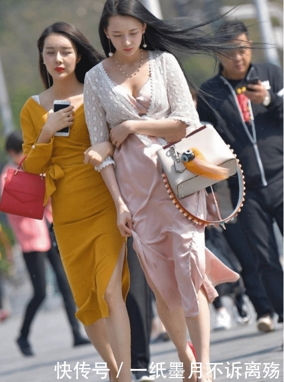 #粉色#街头摄影粉色还是黄色两个辣妈美起来真要命