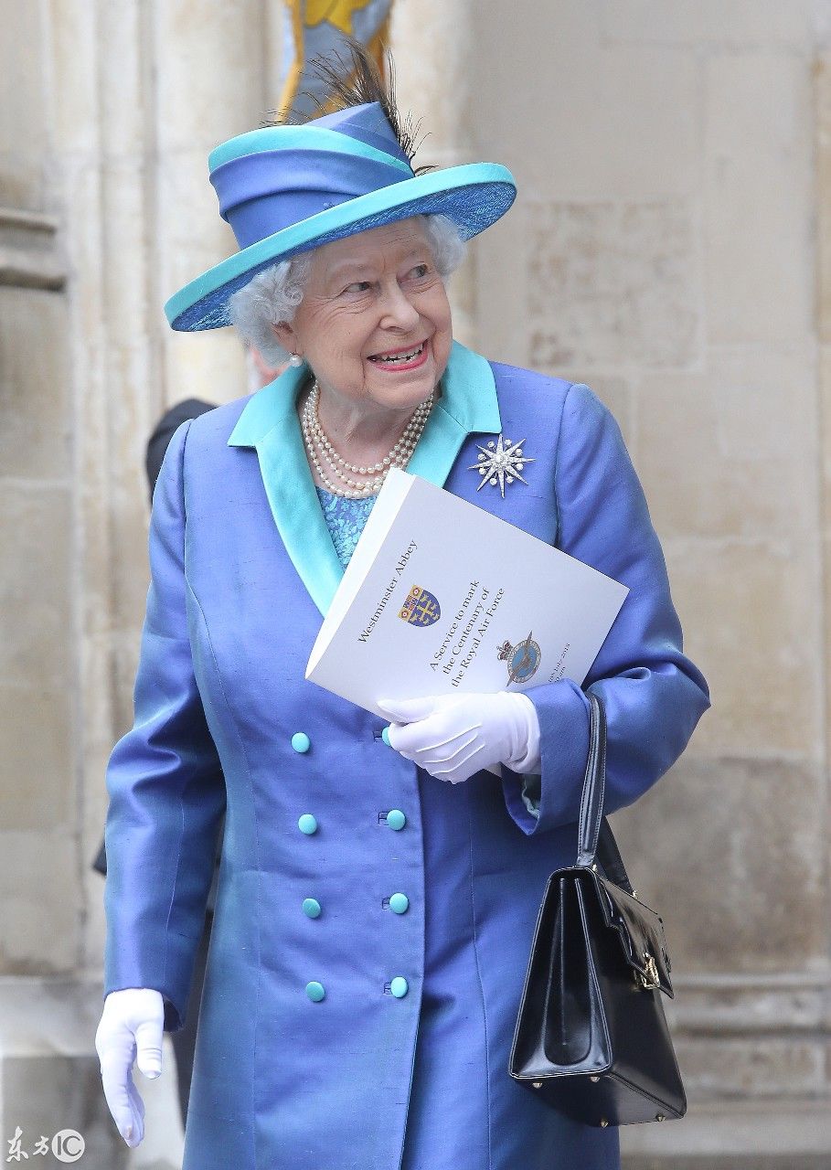 凯特王妃和梅根同场出席皇家活动 梅根的藏蓝连衣裙好漂亮