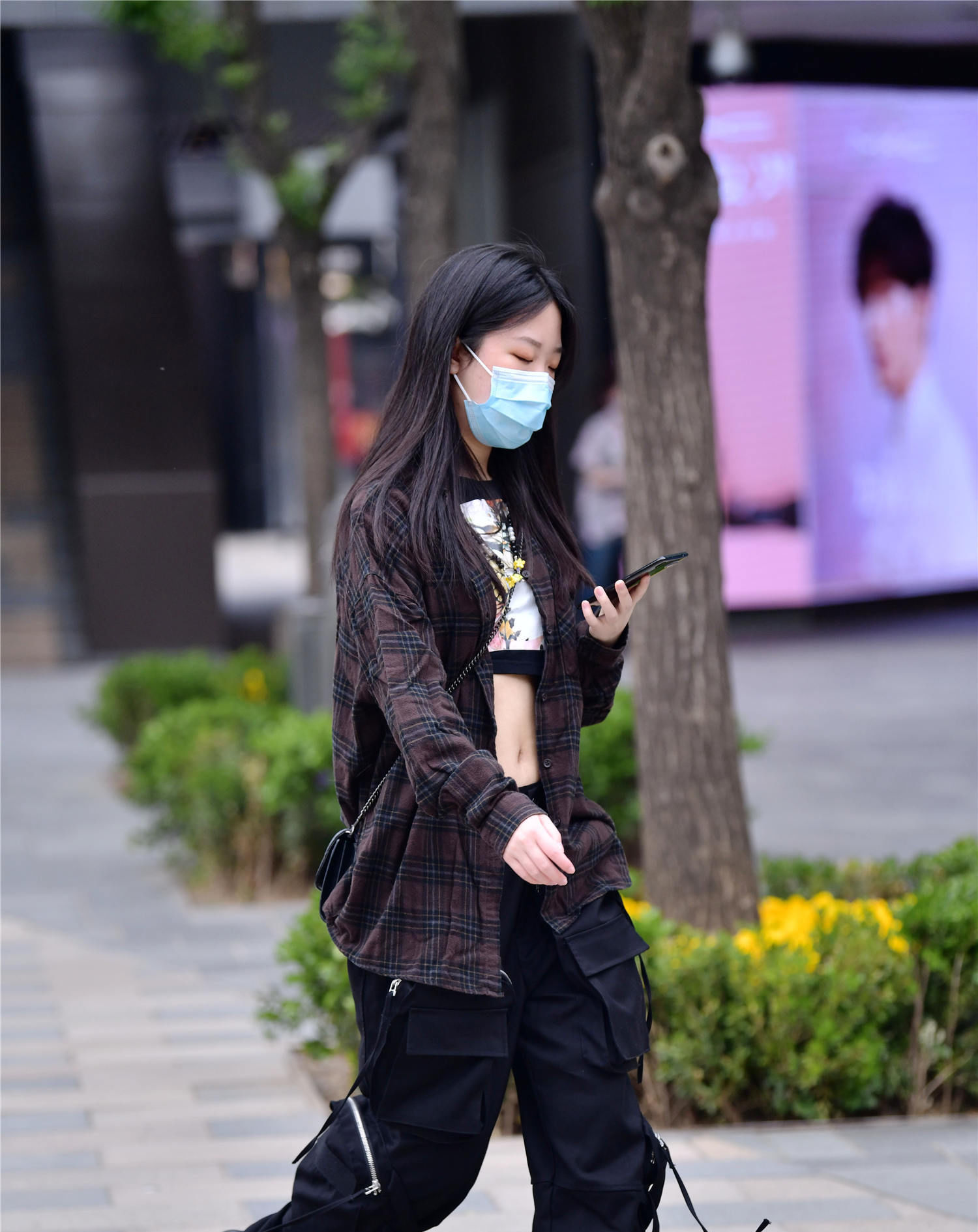  『脚下一双』春天里穿着长靴的姑娘,不是因为天冷,而是对长靴有着独...