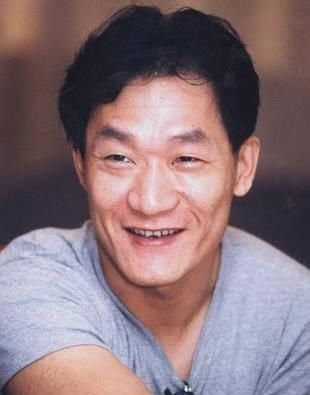  工作@本是90年代当红歌星，执意转行做演员，谢东因糊涂毁了自己的人生