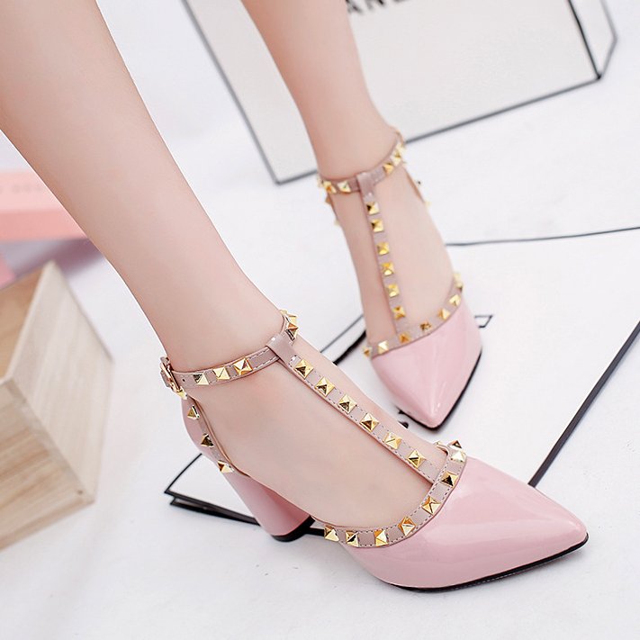 这样的高跟鞋，大气走心的设计，让你时刻成人群中的亮点