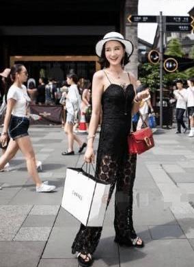 街拍: 夏日美女“盛宴”，这样的穿搭，婀娜身姿让直男移不开眼