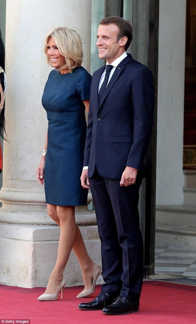 65岁布丽吉特欢迎凯旋的球星,她穿着蓝色短袖连衣裙,简约别致!