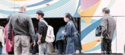 女子景区游玩，和两个小女孩合影，回去放大后整个人不淡定了