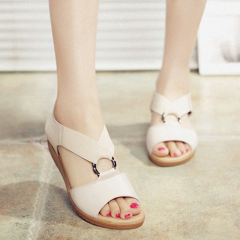 70后别穿凉鞋了，今年巨火的“瓢鞋”，透气舒服好穿时髦不累脚