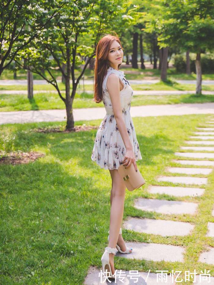 短款连衣裙秀长腿魅力, 展示女人的青春魅力!