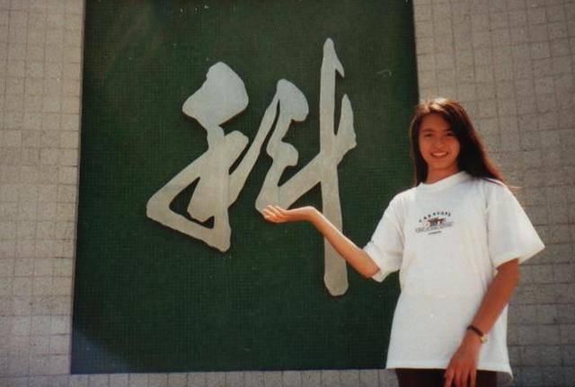  【风格】梁咏琪晒90年代旧照，罕见长发造型，女儿Sofia：这不是你的风格