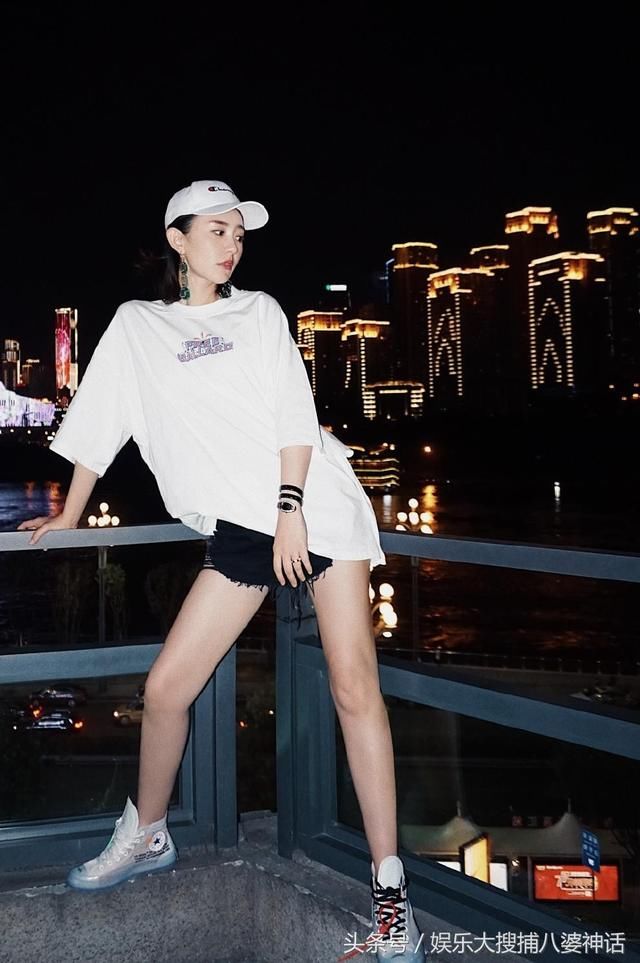 孙耀琦真敢穿，白T里面透出内衣轮廓，网友:胸部开口真的很大