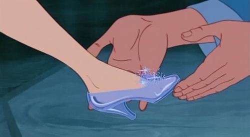 迪士尼公主才会干的事情，美人鱼用叉子梳头，乐佩拖着长发去扫地