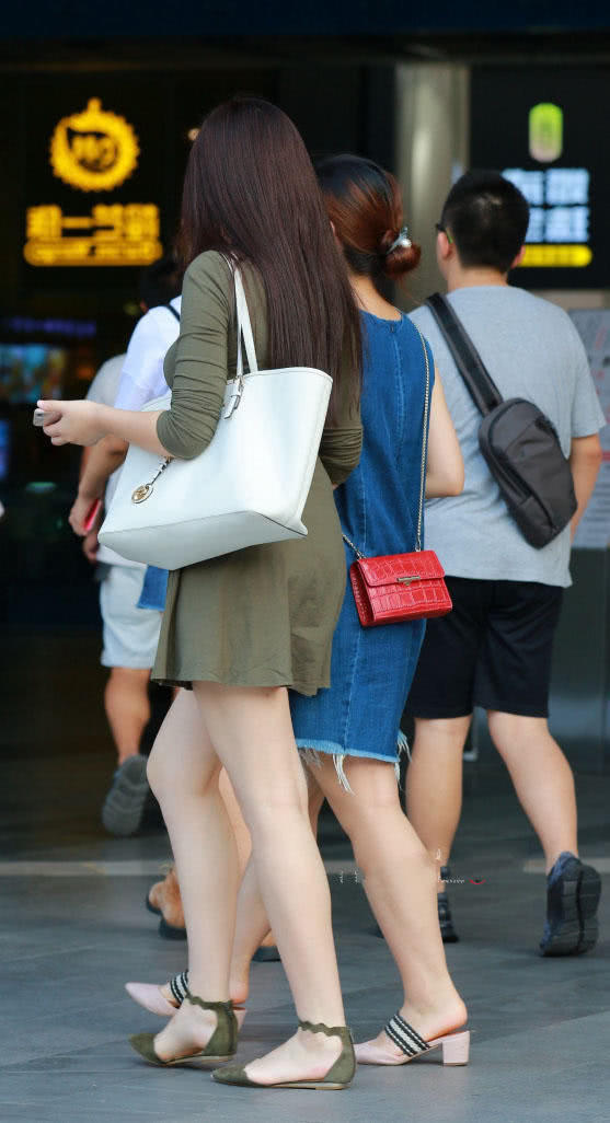 丰满小姐姐穿贴身连衣裙裹出丰腴饱满的上围曲线，肉感的身材很有