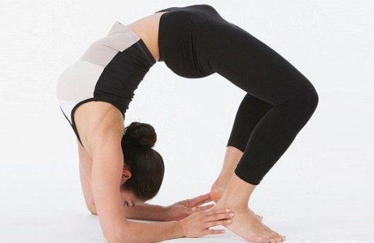 想要身材拥有完美曲线？两个瑜伽姿势，让你身材更自信！