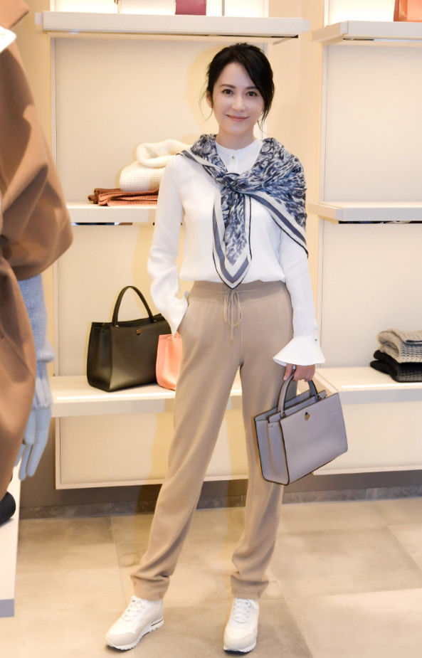 俞飞鸿穿错衣服瞬间矮了一截，请直接忽略腰部以下的裤子！