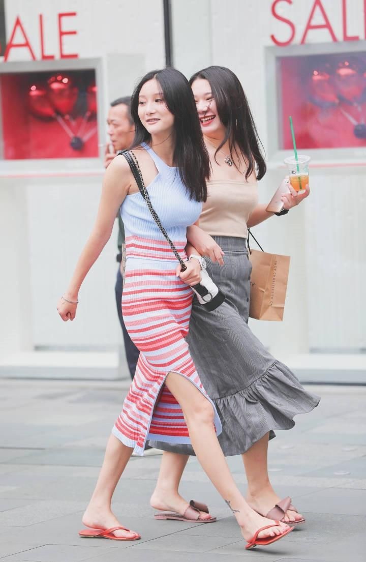 街拍:图2真会玩，内衣外穿!图5清纯自然很有女神范