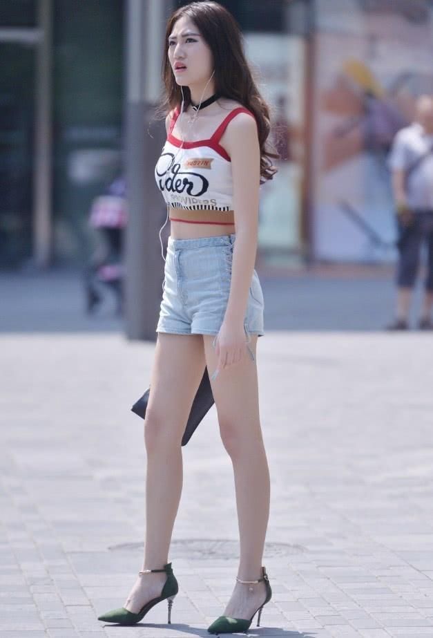 #感觉#天气太热了,美女把3岁小女孩的“裙子”当上衣,出奇的好看