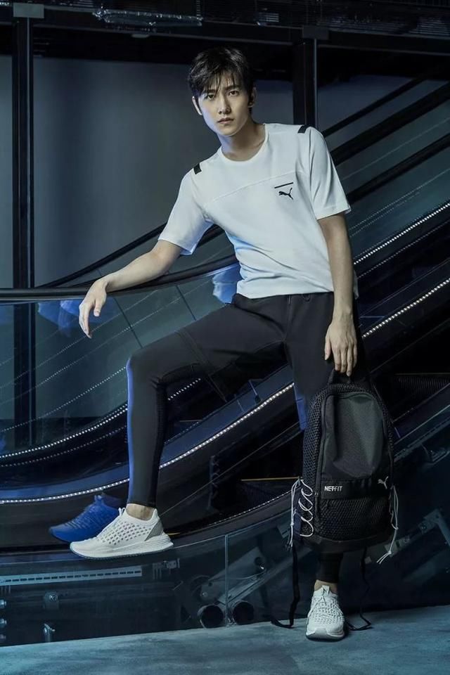 论上脚回头率和可玩性，这双新鞋我给 100 分！