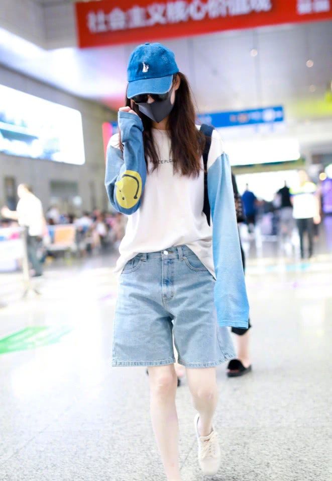 倪妮简约look很吸睛，这裤子是自己剪的?参差不齐却很时尚!