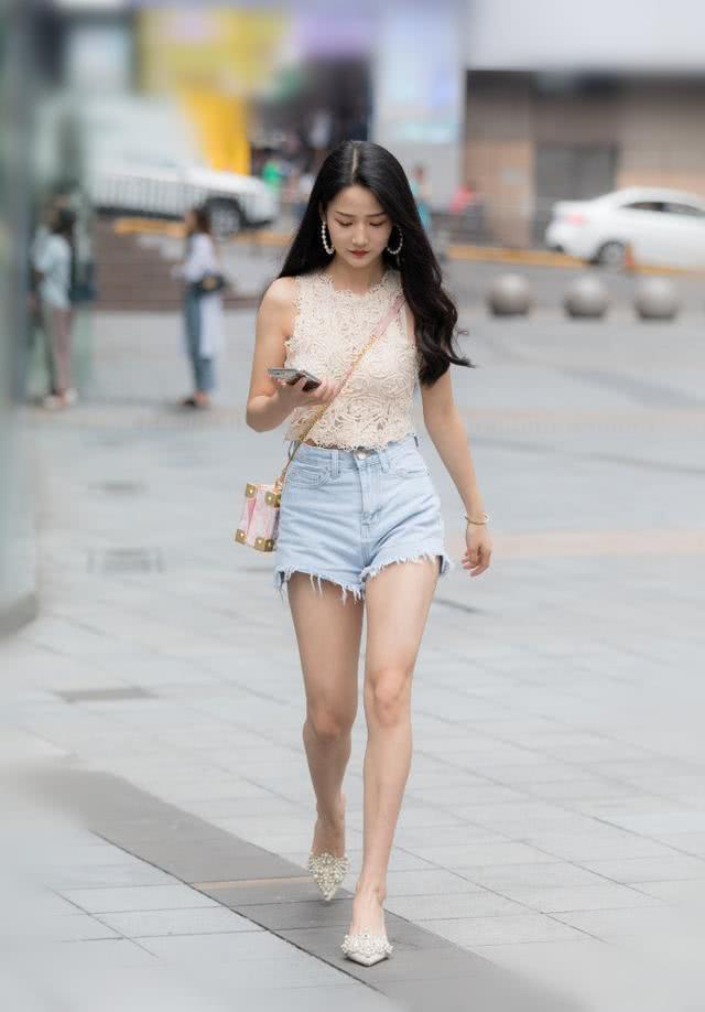 街拍：长相甜美的小姐姐穿包臀裙优雅时尚，皮肤白皙令人羡慕！