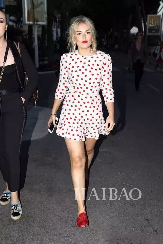 都说波点裙太土味，明明《中餐厅2》里的赵薇穿得很仙美啊!