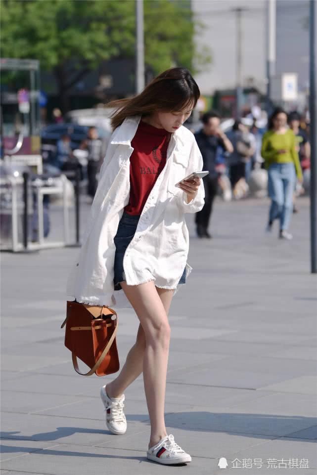「选择一」穿着平底鞋的姑娘,她们还没有学会穿高跟鞋么?不过逛街很轻松