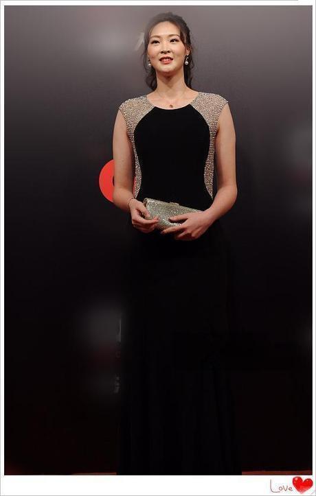 当192惠若琪穿上高跟鞋，身高直逼2米，网友：这裙子定做的吧