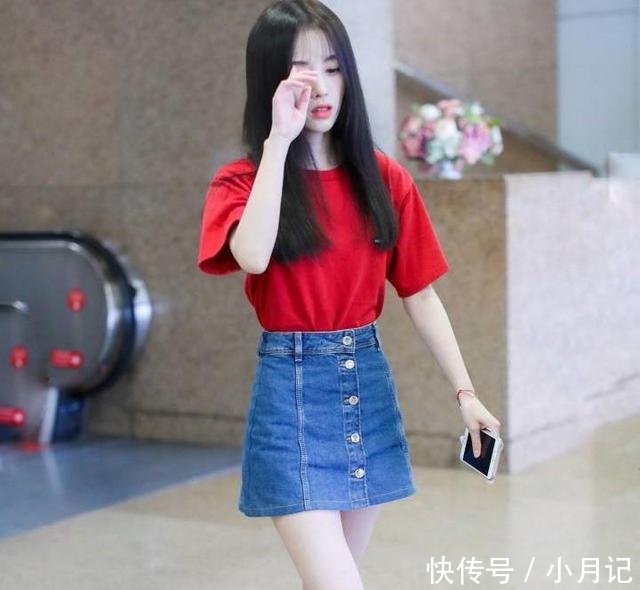 鞠婧祎简直了，牛仔裙这么紧还能把上衣扎进去，小腰到底有多细