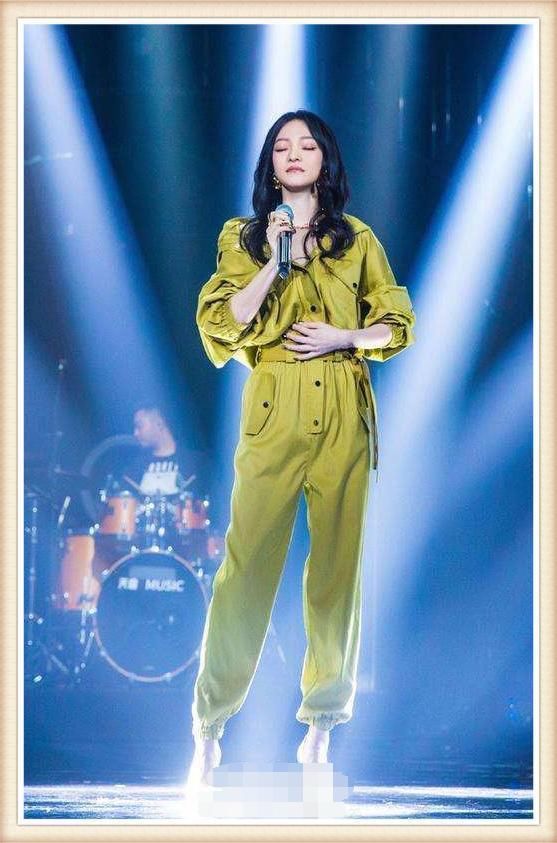 张韶涵又瘦了？紧身仔裤硬是穿成阔腿裤，网友：能有80斤？