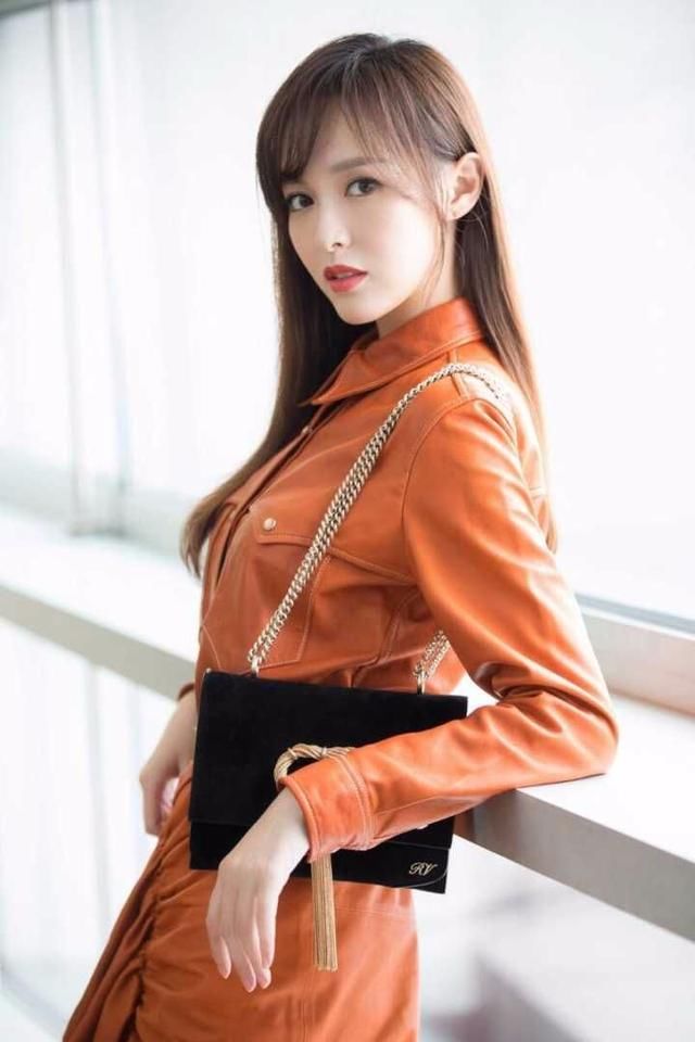 唐嫣硬是靠颜值和美腿将“土色”套裙撑出了时尚感,太不容易了!