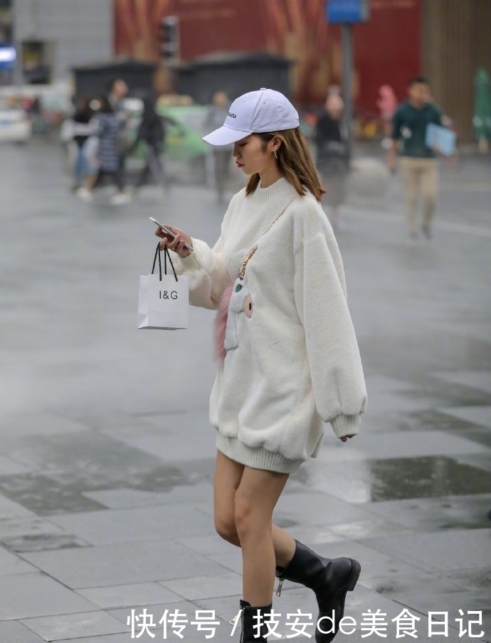 「美女」街拍美女:修身曼妙的紧身吊带裙,让小姐姐看起来时尚又大方!