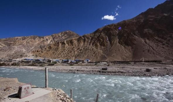 中国边境贫穷小村庄，和西藏隔河相望，当地人羡慕中国人的生活