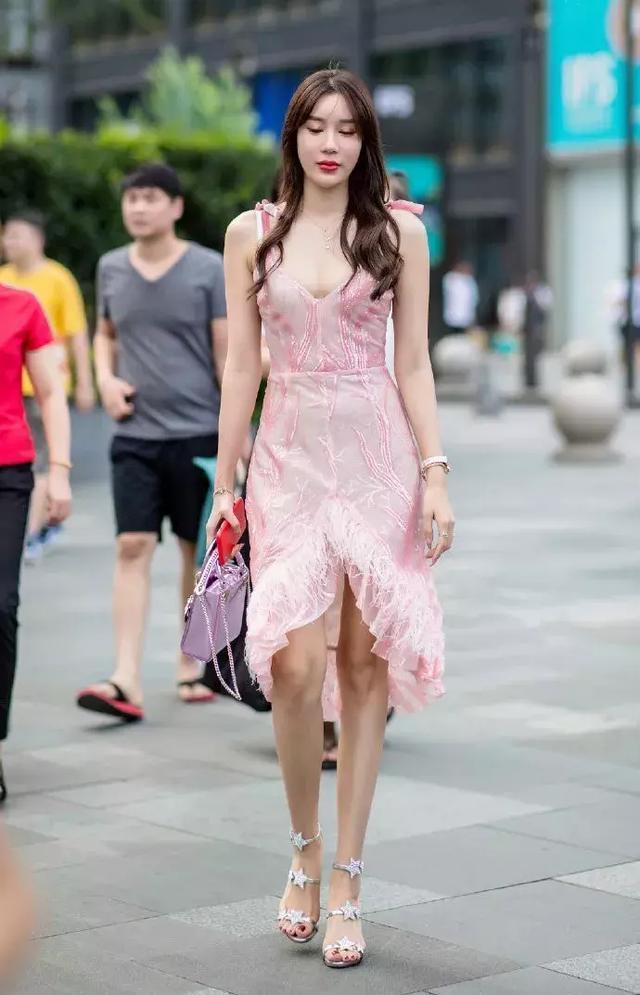 『魅力』街拍：美女搭配高跟鞋，让自己显得更有魅力