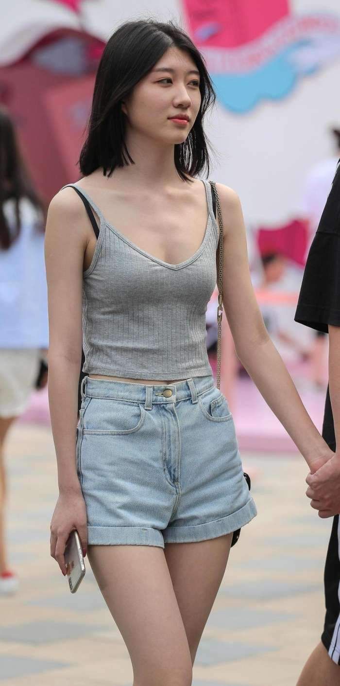 街拍: 吊带背心小姐姐面露笑容, 傲娇十足