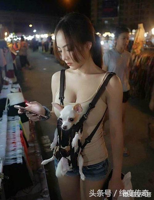 时尚穿搭，牛仔裤搭配T恤给人一种满满青春阳光的感觉